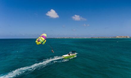 Parasailing in Palm Beach Aruba