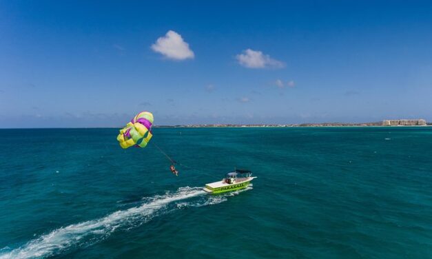 Parasailing in Palm Beach Aruba