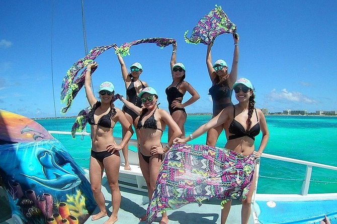 Catamaran Dolphin Snorkeling Cruise: Open bar, Light Lunch & I Love Aruba Shirt