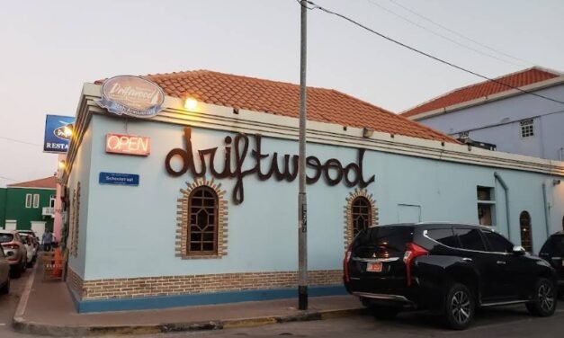 Driftwood Restaurant Aruba: Rustic Seafood in Oranjestad Since 1980