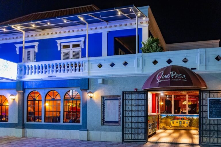 Que Pasa Aruba: Eclectic Art Gallery Restaurant in Oranjestad