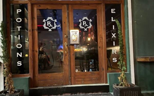 Apotek Speakeasy Aruba: The Island’s Most Unique Cocktail Bar (2026 Guide)