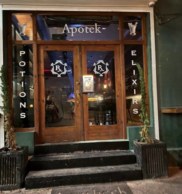 Apotek Speakeasy Aruba: The Island’s Most Unique Cocktail Bar (2026 Guide)
