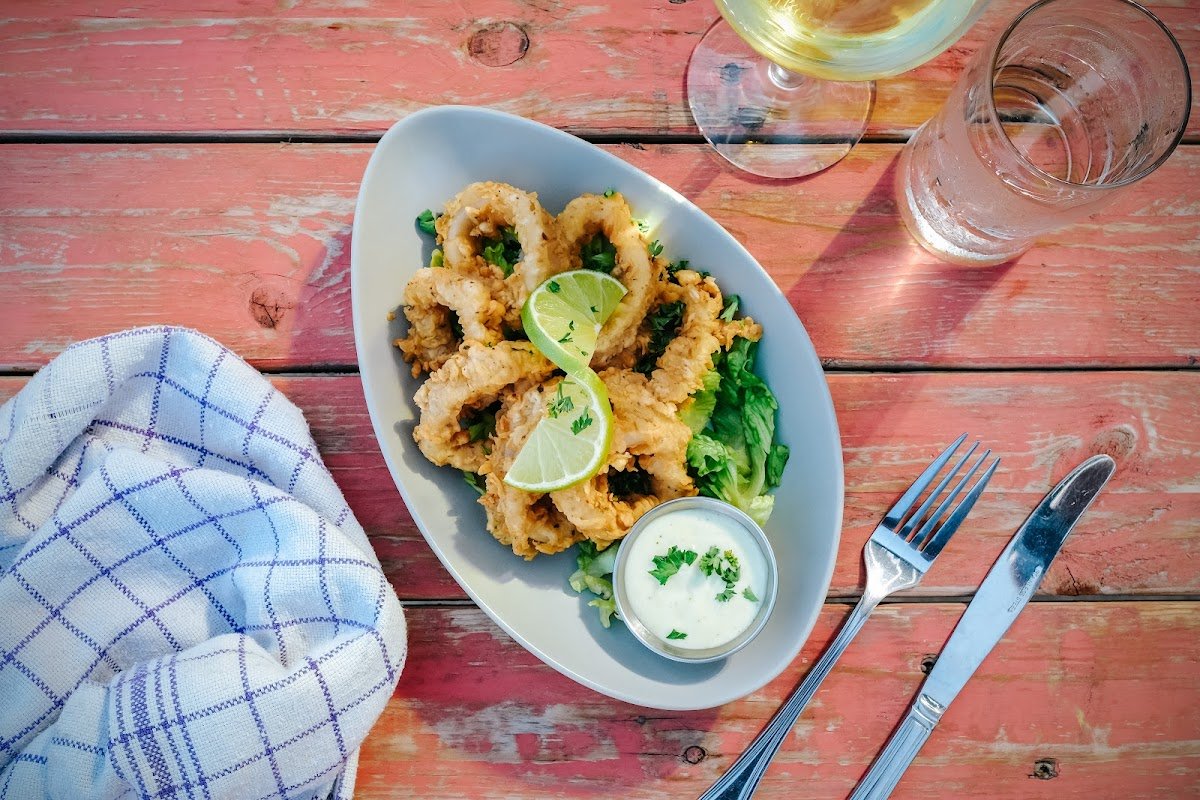 Fisherman's Hut Aruba outdoor beachside dining tables Palm Beach