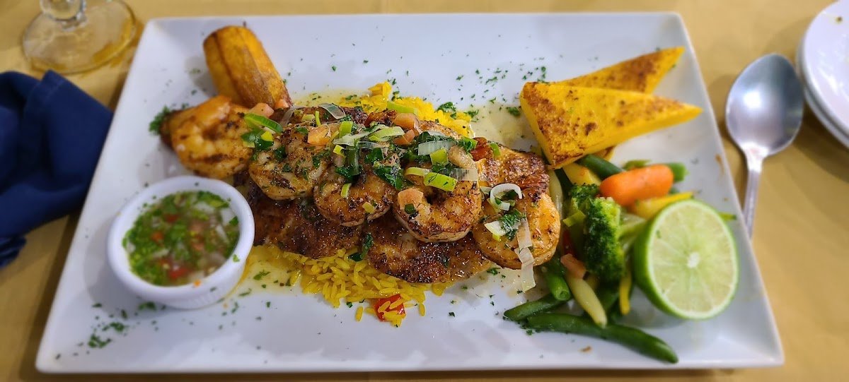 Wacky Wahoo's Aruba outdoor patio full of diners