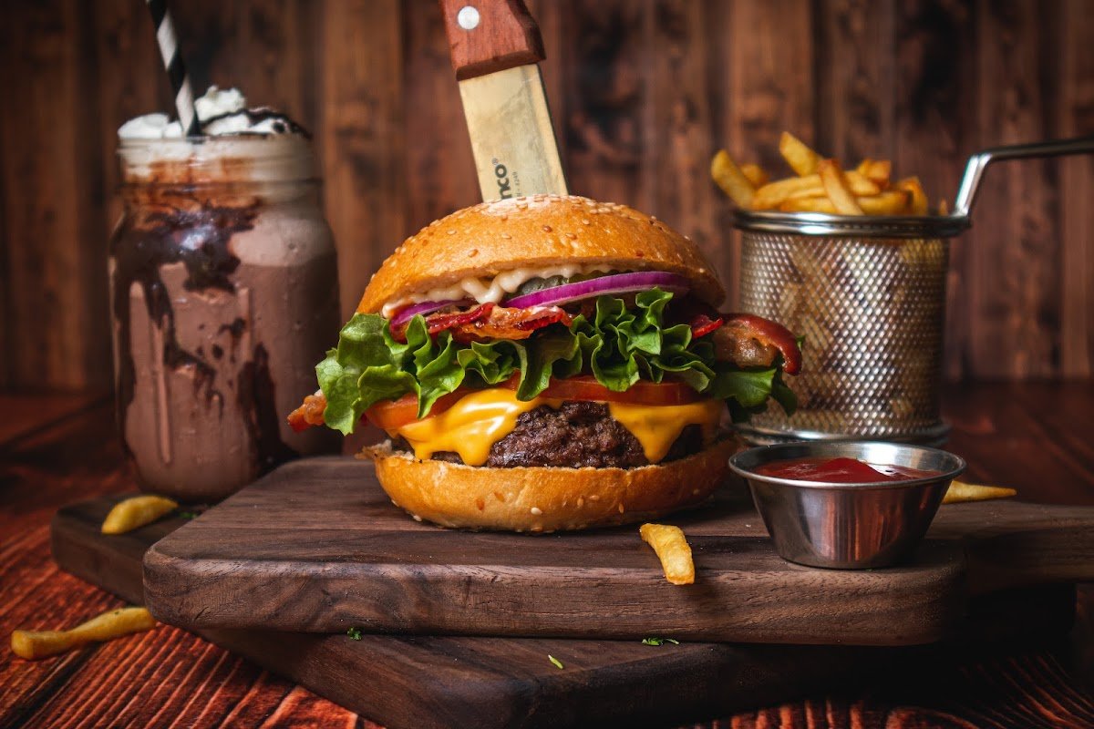 Dushi Bagels & Burgers interior and atmosphere