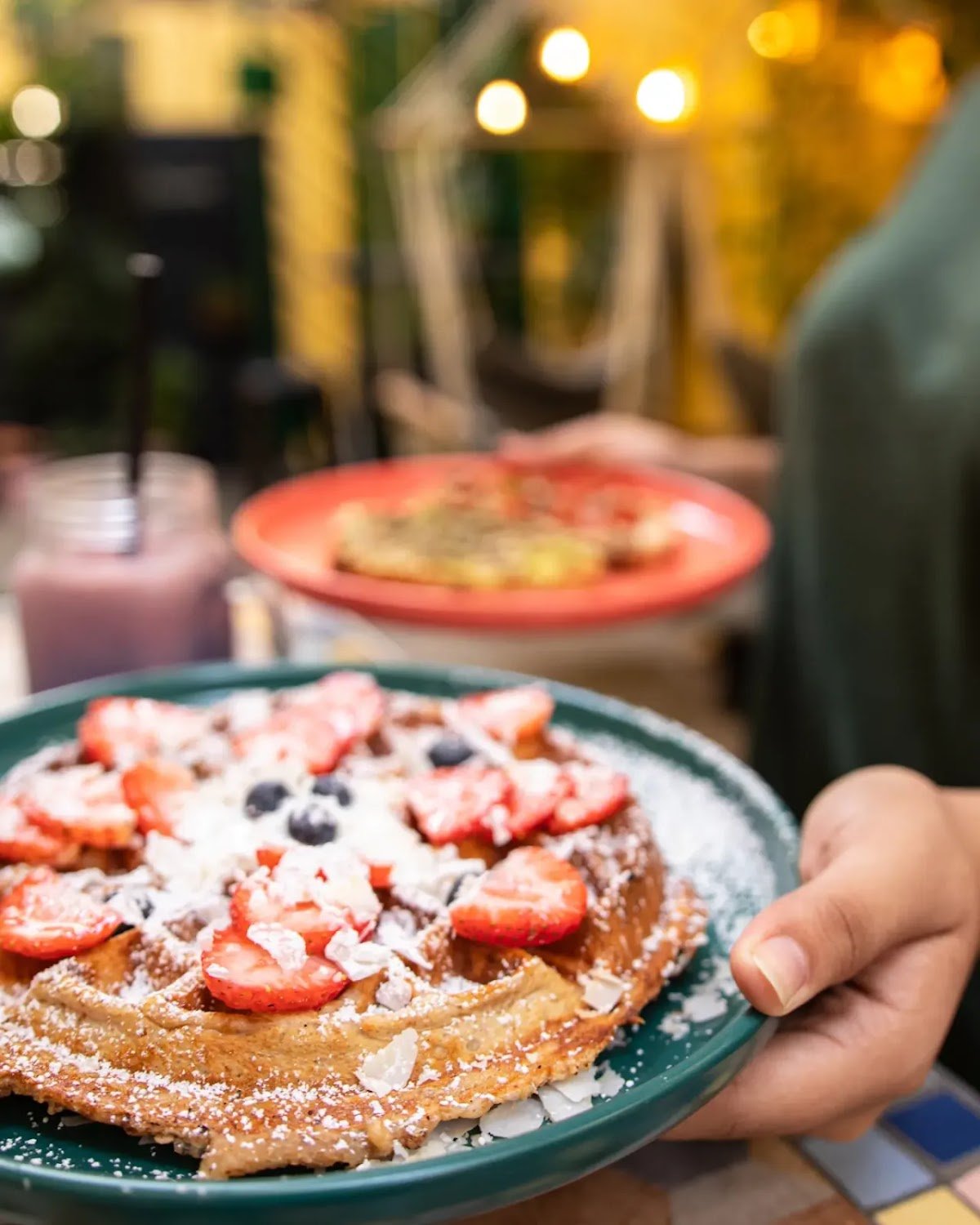 Dushi Delicious Breakfast Cafe atmosphere and dining
