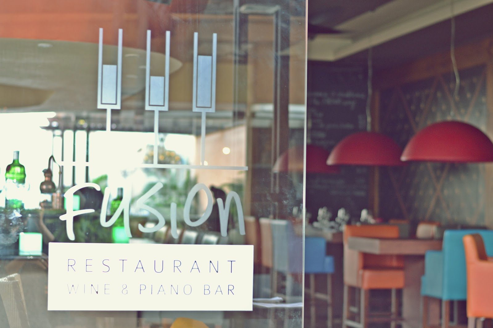 Fusion Restaurant Wine & Piano Bar ambiance