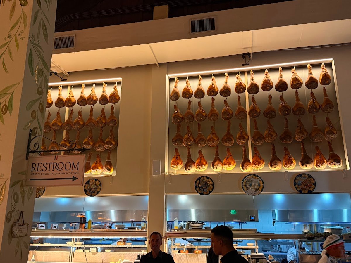 Gianni's Restaurant interior and atmosphere