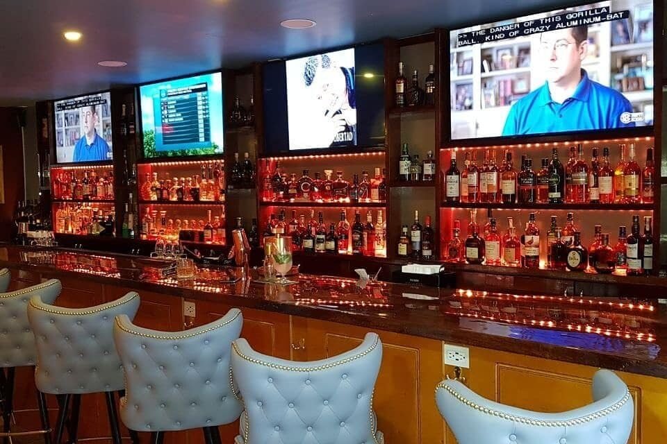 La Oficina Aruba: Local Sports Bar in Tanki Flip