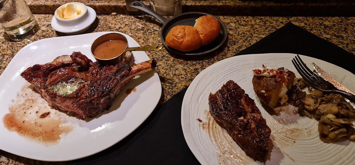 L.G. Smith's Steak & Chop House interior and atmosphere